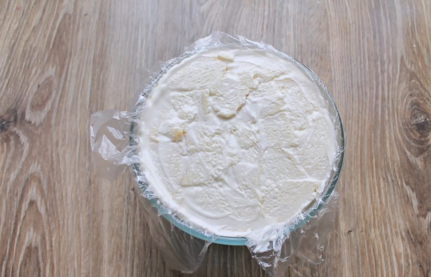 1. Этап. Торт без выпечки из батона: Смажьте сметаной, затем ананасы и так далее, пока все не закончится. Верхний слой должен быть из батона, немного смазанный сметанным кремом. Закройте верх пленкой и уберите в холодильник на 2-3 часа, для пропитывания.