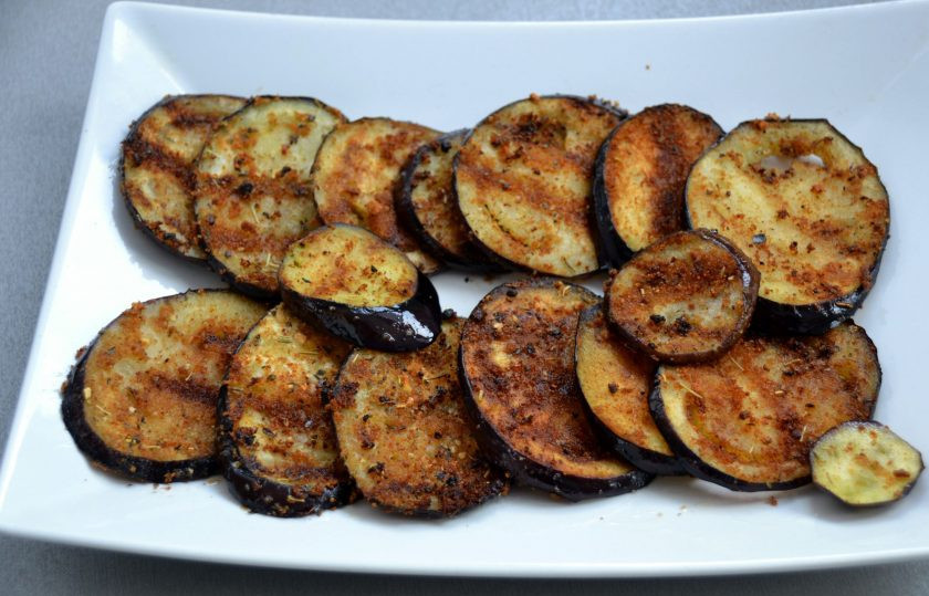 1. Этап. Итальянский салат Пармиджано: Переложите обжаренные баклажаны на тарелку, охладите до комнатной температуры.