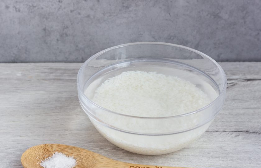 1. Этап. Правильный рис: Рис промойте руками, меняя воду 7-8 раз, до прозрачной воды. Если будет необходимость, то больше. Посуду лучше использовать стеклянную, так как крахмал не держится на стенках стекла. Промытый рис в чистой воде убираем в сторону на 1-2 часа. Можно накрыть салфеткой. Как известно, крупа которая предварительно постоит в воде, меньше варится. Это нам и нужно!