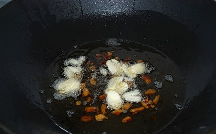 1. Этап. Бараньи ребрышки жареные: 3. Чеснок немного надрезать ножом или раздавить, чтобы он отдал максимум вкуса и запаха. Отправить на сковороду и немного обжарить (гореть он не должен!). Затем аккуратно достать чеснок и шкварки из масла.