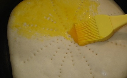 1. Этап. Дрожжевые хачапури: Края собираем к центру, переворачиваем лепешку и раскатываем ее скалкой. На поверхности делаем дырочки при помощи вилки, а саму поверхность смазываем желтком.