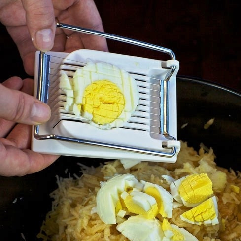 1. Этап. Салат из сельдерея с яблоками и яйцами: Яйца чистим и нарезаем на кубики.