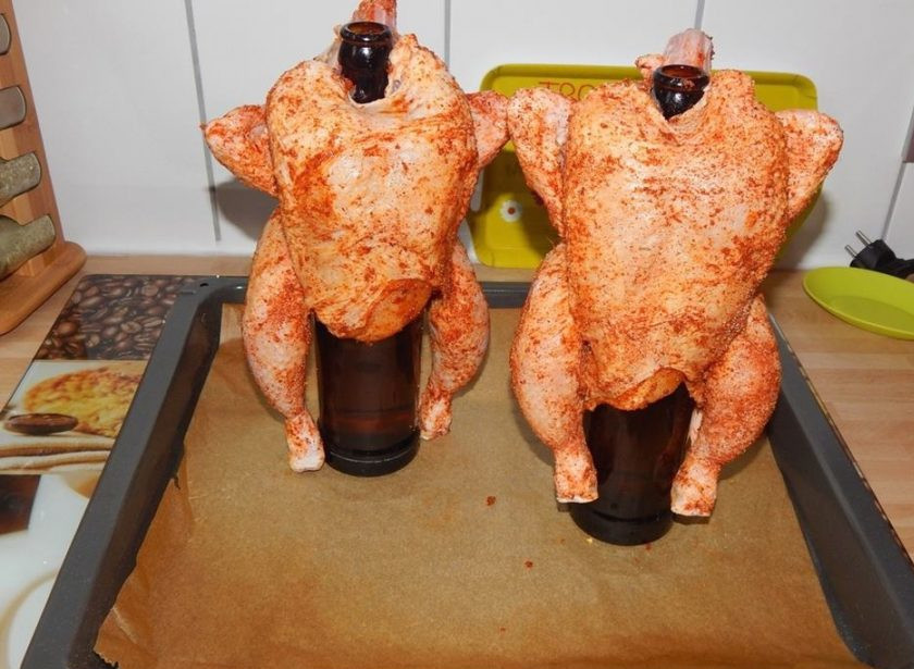 1. Этап. Курица на бутылке в духовке: Наденьте курицу на бутылку. Отправьте птицу в духовку, разогретую до 180 градусов на 40-60 минут.