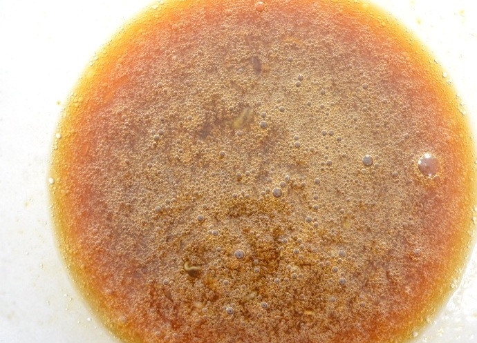 1. Этап. Чизкейк Грильяжный: 4. В отдельной миске смешайте 2 яйца, сахар, растопленное сливочное масло и кленовый сироп.