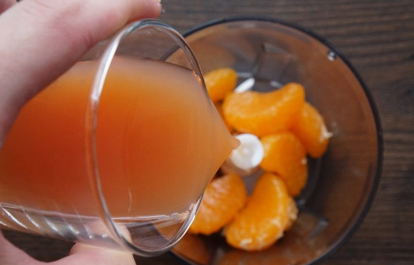 1. Этап. Желе дома: В блендере дольки мандаринов взбейте в пюре и добавьте немного грейпфрутового сока.