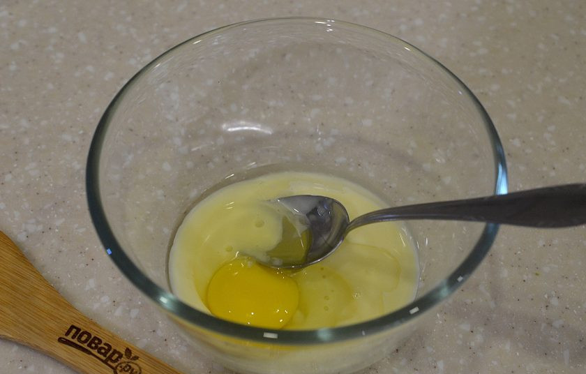 1. Этап. Шарики из сгущенки: 2 Сгущенку взбейте с яйцом.