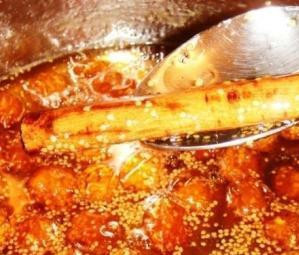 1. Этап. Варенье из физалиса на зиму: 4. После закипания я обычно добавляю лимонный сок, после чего убавляю огонь и томлю варенье около 2 часов.