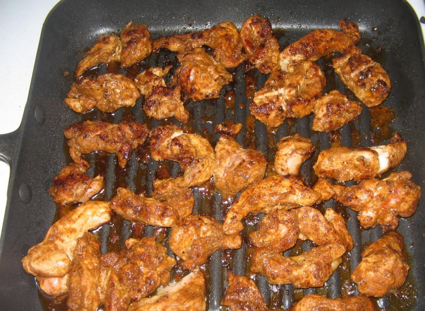 1. Этап. Домашние роллы в лаваше: 1. Курицу режем небольшими кусочками, обжарим в специях или любом соусе/маринаде. Я жарила на сковороде гриль.