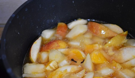 1. Этап. Дынное варенье Ассорти: Добавить гвоздику и сок лайма, перемешать и варить под крышкой при слабом кипении - 20 минут.