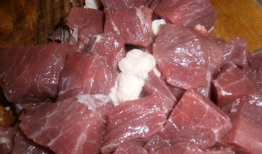 1. Этап. Жареное мясо с картошкой в мультиварке: Свинину промойте и нарежьте крупными кусочками.