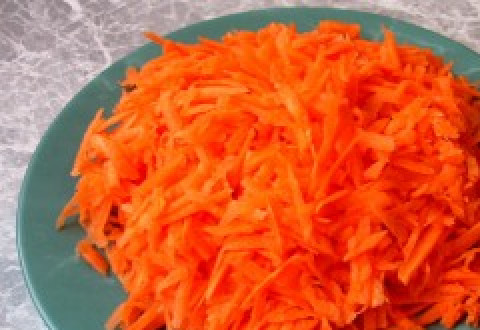 1. Этап. Рыба под маринадом из тушеных овощей: Морковь трем на средней терке.