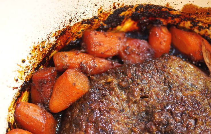 1. Этап. Говядина в смородиновом маринаде: Выпекайте мясо при 250 градусах 10 минут, затем пеките при 130 градусах под крышкой 3 часа.