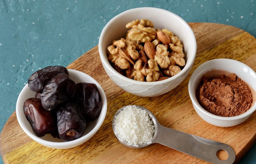 1. Этап. Конфеты из фиников и орехов без сахара: Подготовьте все ингредиенты.