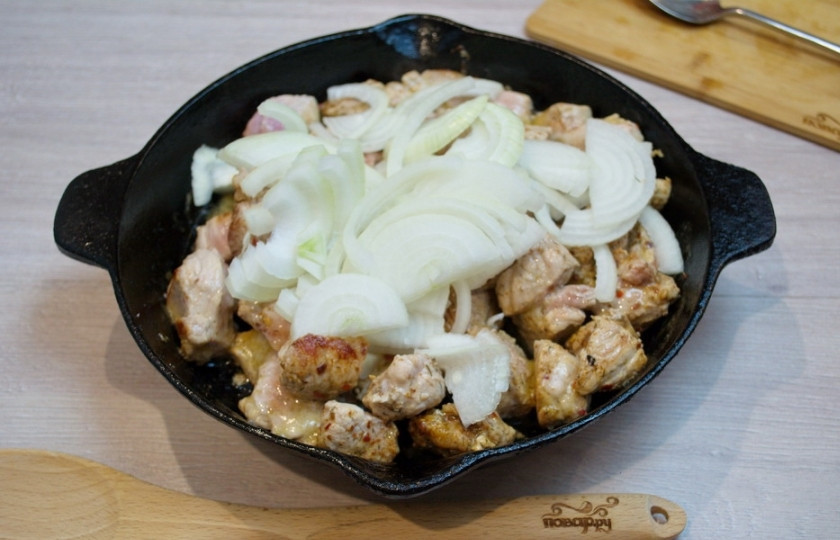 1. Этап. Свинина кусочками в соусе: К мясу добавьте лук.