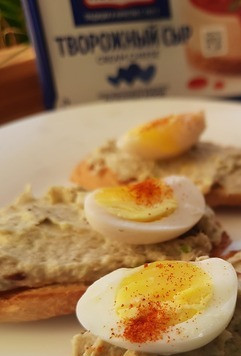 1. Этап. Паштет Минутка: Варианты подачи могут быть разные.. Я подсушила кусочки багета на гриле и отварила перепелиные яйца... На кусочек хлеба выложила паштет (не жалея, мы же для себя делаем) и украсила яйцом. Очень вкусно со свежим огурцом... Возможно выложить паштет в красивую вазочку и макать в него нарезанными брусочками огурцами, морковкой и сельдереем..