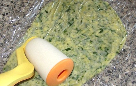 1. Этап. Рулет из сыра: 7. Берем пищевую пленку, выкладываем на нее растопленный сыр и накрываем еще одним слоем пленки. Теперь раскатываем по поверхности сыр, чтобы его толщина была не более 5 мм.