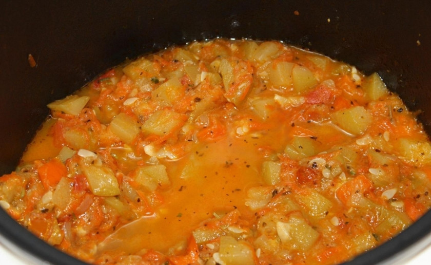 1. Этап. Овощное рагу из кабачков: 4. Добавляю в чашу измельченные помидор и перец, вливаю половину стакана воды и выставляю программу «Тушение», время — 50 минут, готовлю под закрытой крышкой.