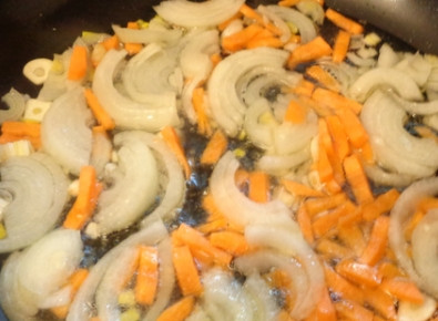 1. Этап. Печень в сливках (оригинальный рецепт): На сковороде разогреваем небольшое количество растительного масла и начинаем обжаривать на нем морковь с луком до мягкости.