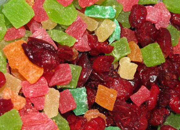 1. Этап. Тыквенный кулич: Теперь подготовим цукаты и изюм. Цукаты нарезаем на маленькие кусочки. Изюм же нужно залить кипятком минут на 10, затем воду слейте и подсушите изюм. И цукаты, и изюм слегка пересыпаем мукой, чтобы они лучше схватились с тестом.