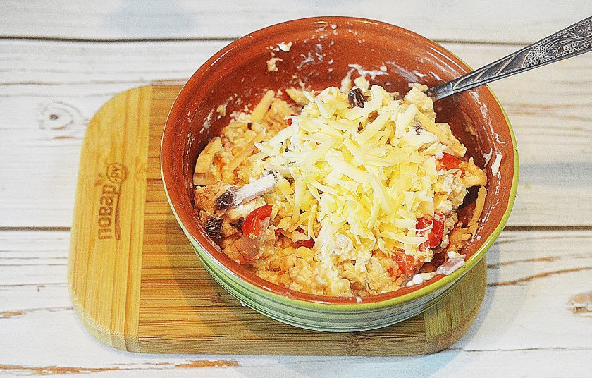 1. Этап. Сырники с беконом и грибами: 4. Добавьте сыр, посолите и перемешайте.