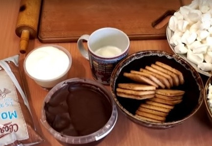 1. Этап. Творожный чизкейк с маршмеллоу без выпечки: 1. Минимум простых и доступных ингредиентов, которые можно достать в любом супермаркете — и на вашем столе потрясающей торт без выпечки.