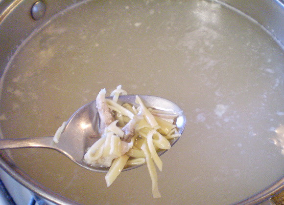 1. Этап. Суп с зеленью и яйцом: 5. В готовый кипящий бульон с мясом кладем лапшу и варим её пару минут.