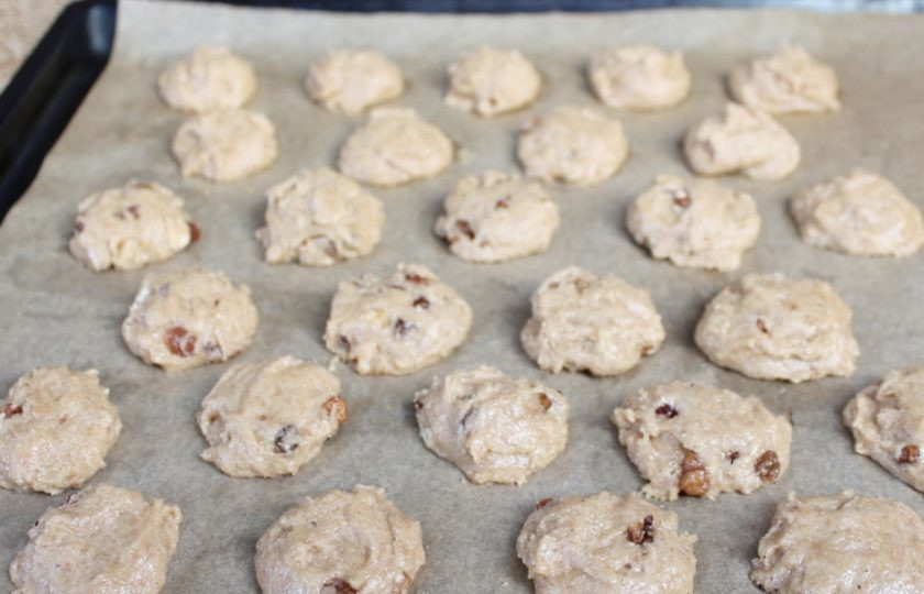 1. Этап. Печенье из цельнозерновой муки с изюмом и орехами: Противень покрываем пекарской бумагой. Порции теста выкладываем в шахматном порядке. Выпекаем при температуре 180 градусов 15-20 минут.