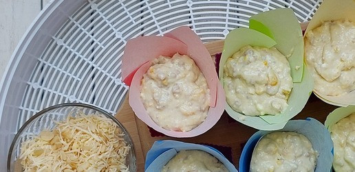 1. Этап. Закусочные маффины с фаршем и кукурузой: Сыр натереть на мелкой терке перемешать с хлопьями. Ложкой выложить тесто в формы примерно на 2/3. Тесто нежирное, учитывайте это при выборе форм для выпечки. В бумажной, если не силиконизированная, без смазывания маслом, может прилипнуть. Из силиконовой достается без проблем. В металлической не пекла.