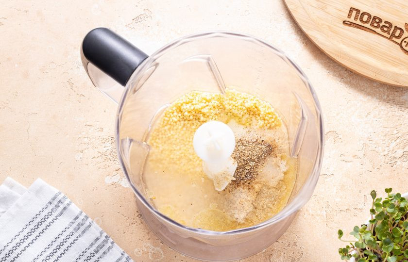 1. Этап. Хлебцы без глютена из пшена: Переложите пшено в блендер, влейте воду и оливковое масло. Добавьте соль, молотый черный перец и пищевые дрожжи.