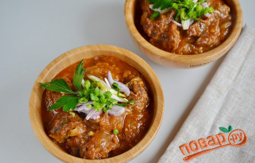 1. Этап. Чашушули по-грузински из говядины: 8. В Грузии принято подавать чашушули на кеци — толстостенной сковороде из красной глины с невысокими бортами. Но у меня такой не оказалось, поэтому просто разложила порционно мясо. Сверху положите порезанный тонко красный лук и зелень. Подавайте к столу!