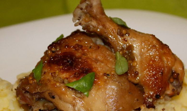 1. Этап. Курица с яблоками в мультиварке: 6. Подавать курицу можно к столу в целом виде или в разобранном. На гарнир можете выбрать картофель, овощи или рис.