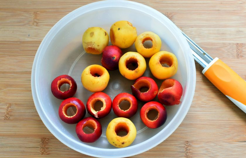 1. Этап. Сдобные розочки с ранетками: У ранеток удалите сердцевинки.