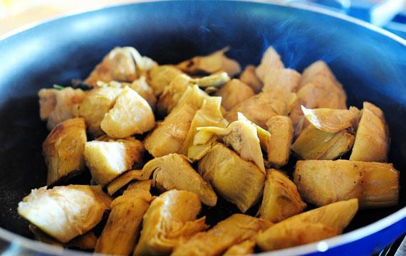 1. Этап. Сырный соус с артишоками и шпинатом: 4. Промыть артишоки и обсушить. Добавить артишоки в сковороду и жарить на средне-сильном огне несколько минут, пока жидкость в сковороде не испарится, и артишоки не изменят цвет. Убрать артишоки.