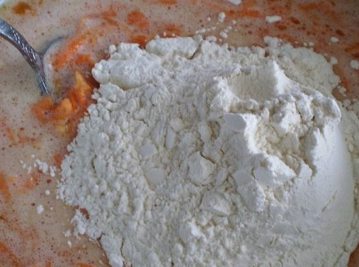 1. Этап. Печенье из моркови: Добавляем соду, перемешиваем. Затем понемногу досыпаем муку и замешиваем тесто.