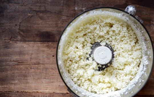 1. Этап. Пицца без теста: 2. Измельчите до однородной крошки (пару минут).