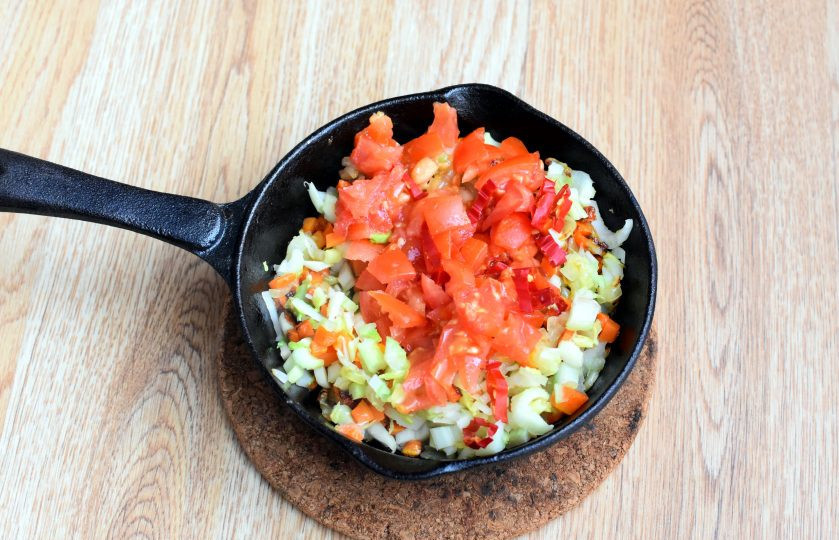 1. Этап. Суп из чечевицы «Масурдал»: Помидоры и перец чили мелко нарубите и добавьте к овощам. При желании кожицу от помидор можно снять. Прогрейте до размягчения помидор.