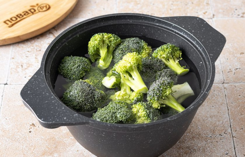 1. Этап. Брокколи с кунжутом: Отварите брокколи 3-4 минуты в кипящей подсоленной воде. Затем откиньте на сито и ополосните холодной водой.