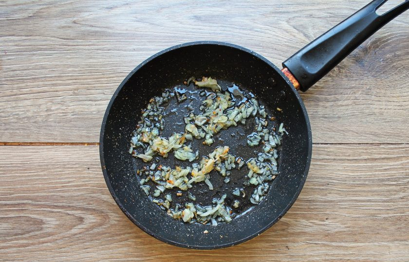 1. Этап. Горбуша с сыром на сковороде: Лук очистите и мелко порежьте. В сковороду налейте растительное масло и разогрейте. Выложите в сковороду лук и обжаривайте в течение 5-7 минут, перемешивая.