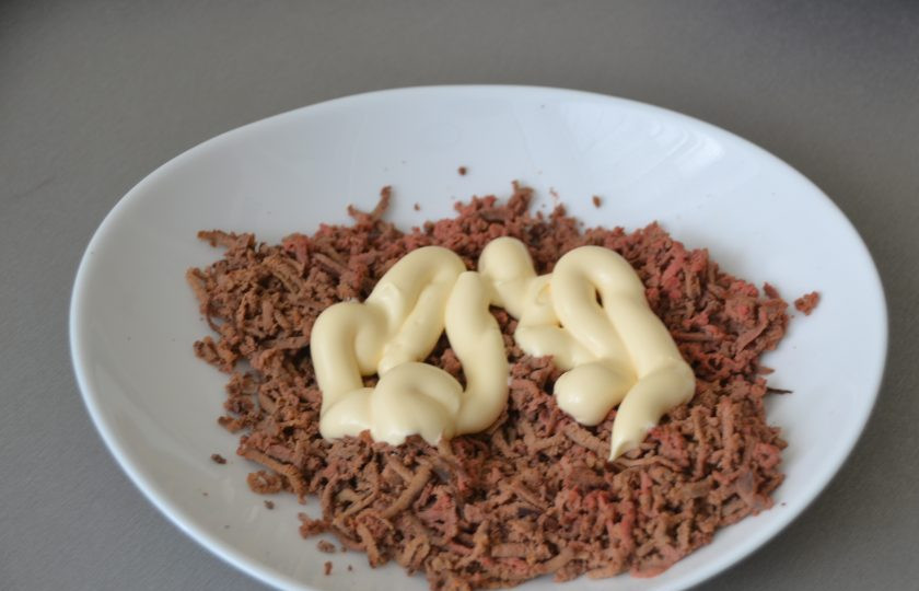 1. Этап. Салат из печени с яблоком: Приступите к сборке салата. Его можно собирать в порционных салатниках, а можно в большом салатнике. Добавьте к печени майонез.