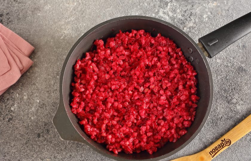 1. Этап. Перловая каша со свеклой: Посолите, поперчите по вкусу и перемешайте. Прогрейте на небольшом огне около 5 минут.