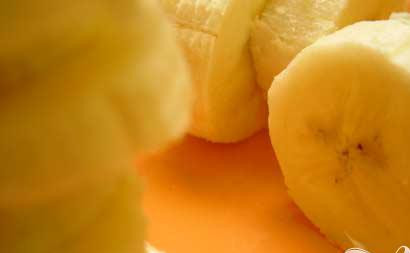 1. Этап. Коктейль из замороженного йогурта с лаймом и бананом: 2. Банан нужно помыть, очистить и порезать произвольными кусочками.