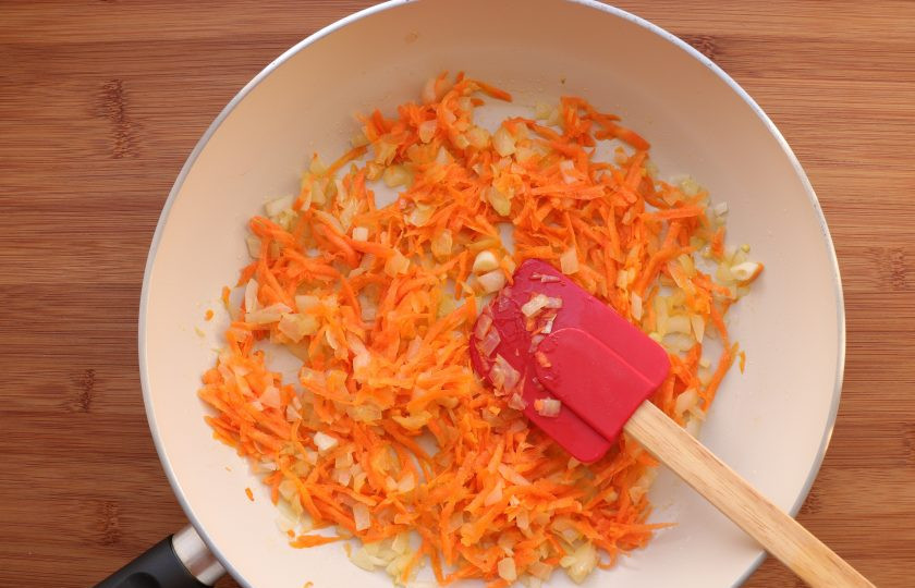 1. Этап. Суп с ленивыми пельменями: На сковороде разогрейте растительное масло и слегка обжарьте лук с натертой на крупной терке морковью.