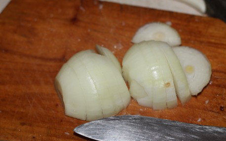 1. Этап. Правильный шашлык из свинины: 1. Мясо режем порционными кусками, лук - полукольцами. Лука много не бывает, так что можете взять и больше, чем три луковицы.