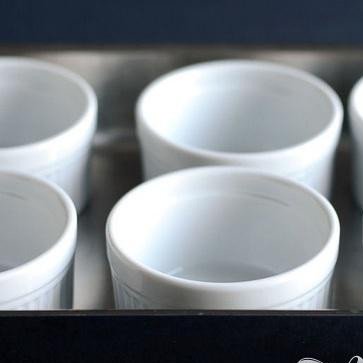 1. Этап. Сливочный крем с чаем: 2. Установить 6 форм для крема в прямоугольную форму для выпечки.