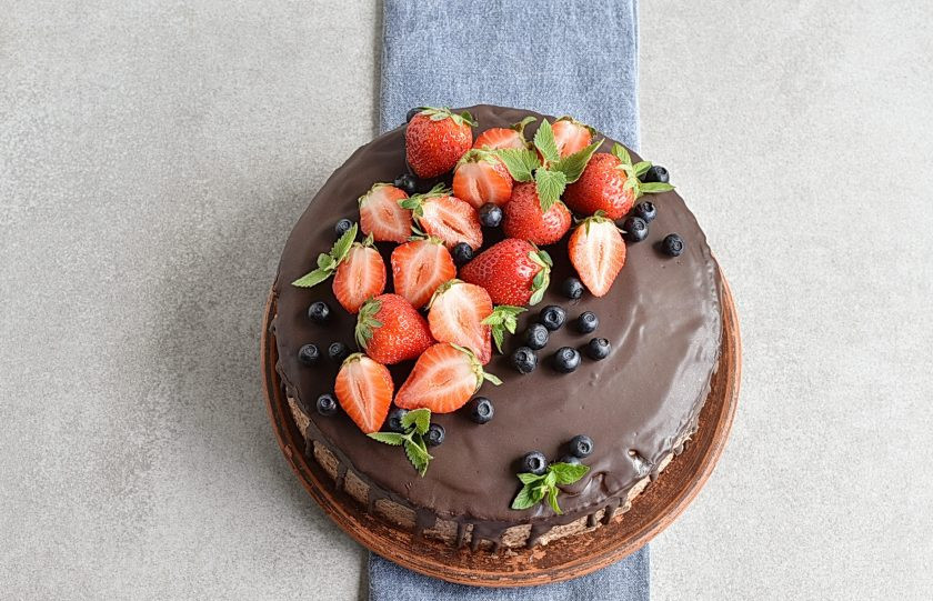 1. Этап. Клубничный торт с шоколадным кремом и глазурью: Растопите шоколад на водяной бане и быстро полейте охлажденный торт. Аккуратно выложите сверху свежие ягоды. Украсьте торт мятой или по своему желанию.