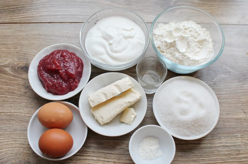 1. Этап. Цветаевский пирог с джемом: Подготовьте все необходимые ингредиенты. Включите духовку разогреваться до температуры 170 градусов.