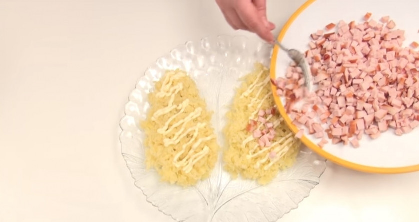 1. Этап. Салат Еловые шишки: 3. Следующим слоем выкладываем куриное филе, опять всё смазываем майонезом.