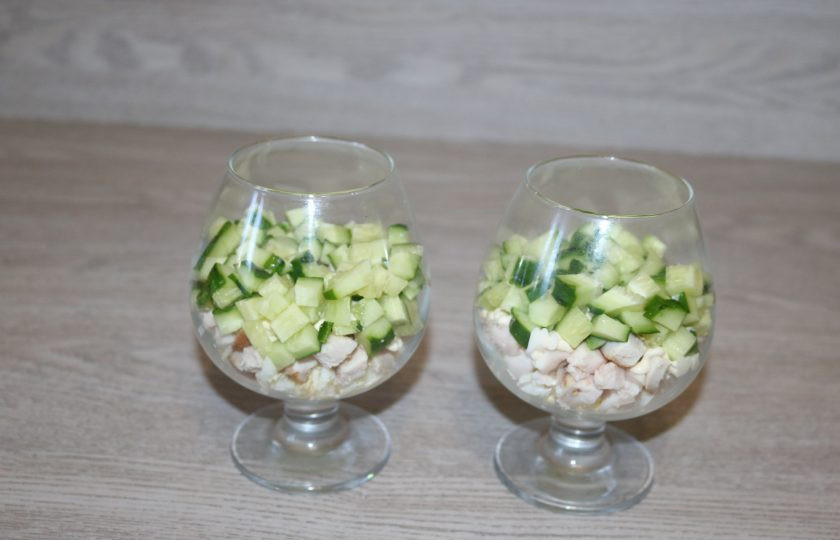 1. Этап. Салат с корейской морковкой, курицей и яйцом: Третий слой - нарезанные огурцы.