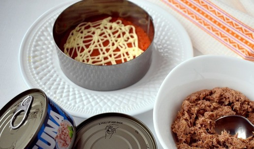 1. Этап. Слоеный салат с консервированным тунцом Елочка: Отделяем консервированного тунца от заливки.