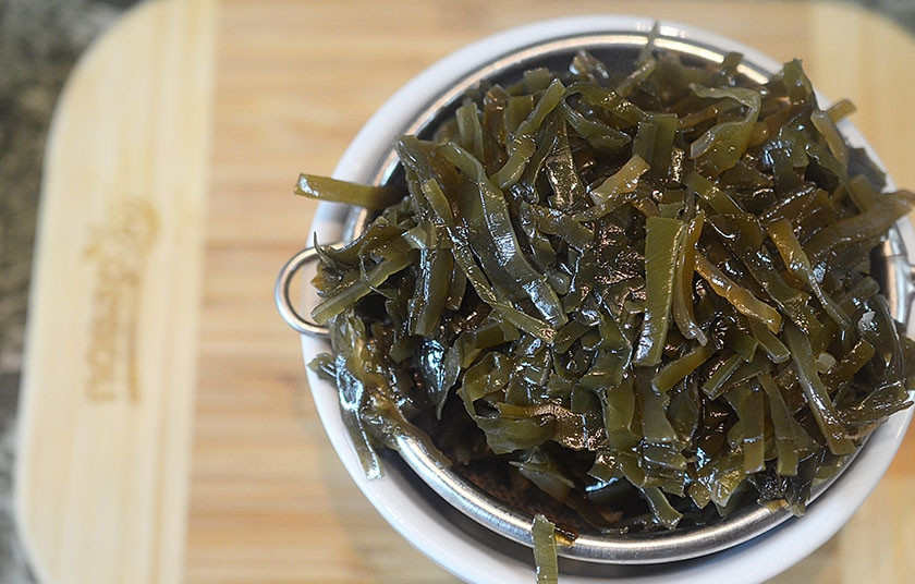 1. Этап. Славянский салат: С капусты слейте жидкость.